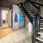 7 Person In Huglo-by Traum