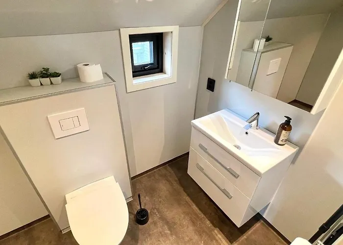 7 Person In Huglo-by Traum