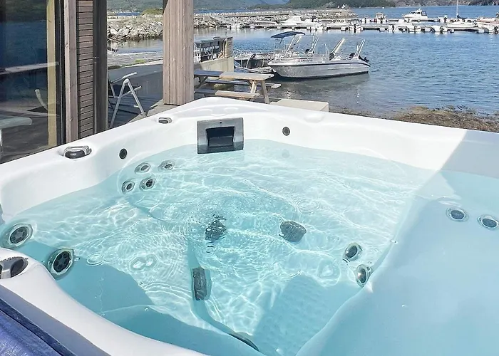 7 Person In Huglo-by Traum *